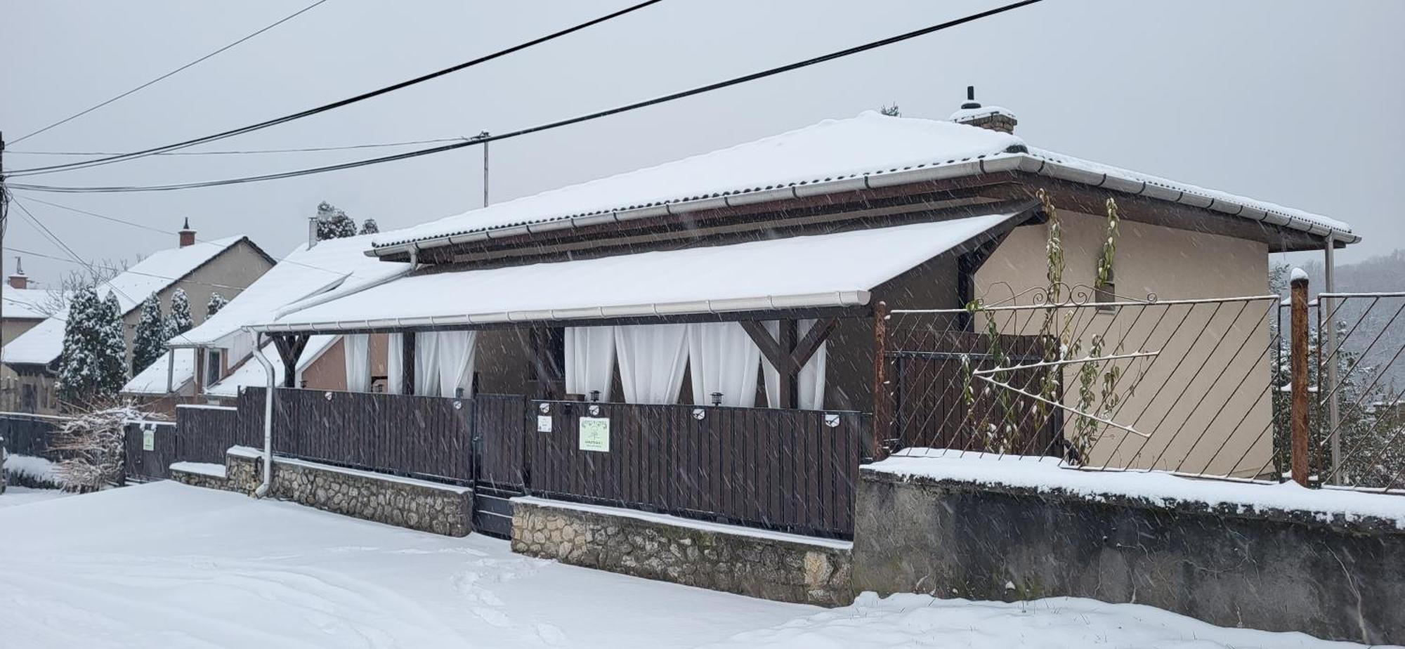 Lugas Apartman Miskolctapolca 2 Haloszoba Dezsa Es Jakuzzi Koezel A Barlangfuerdohoez Esterno foto